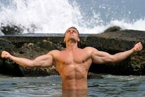 Un uomo forte aumenta naturalmente la potenza